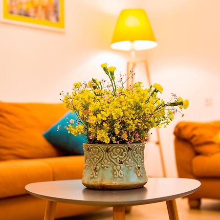 Yellow Apartment In Avlabari Tbilisi Exteriör bild