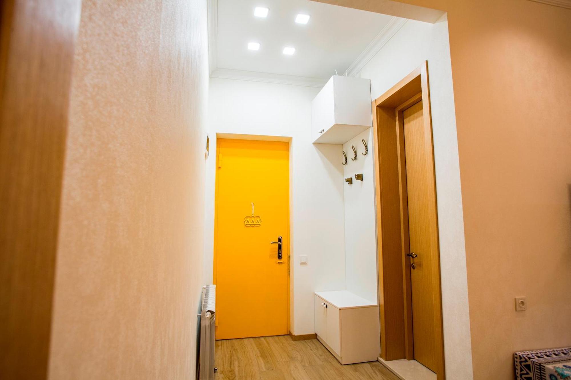Yellow Apartment In Avlabari Tbilisi Exteriör bild