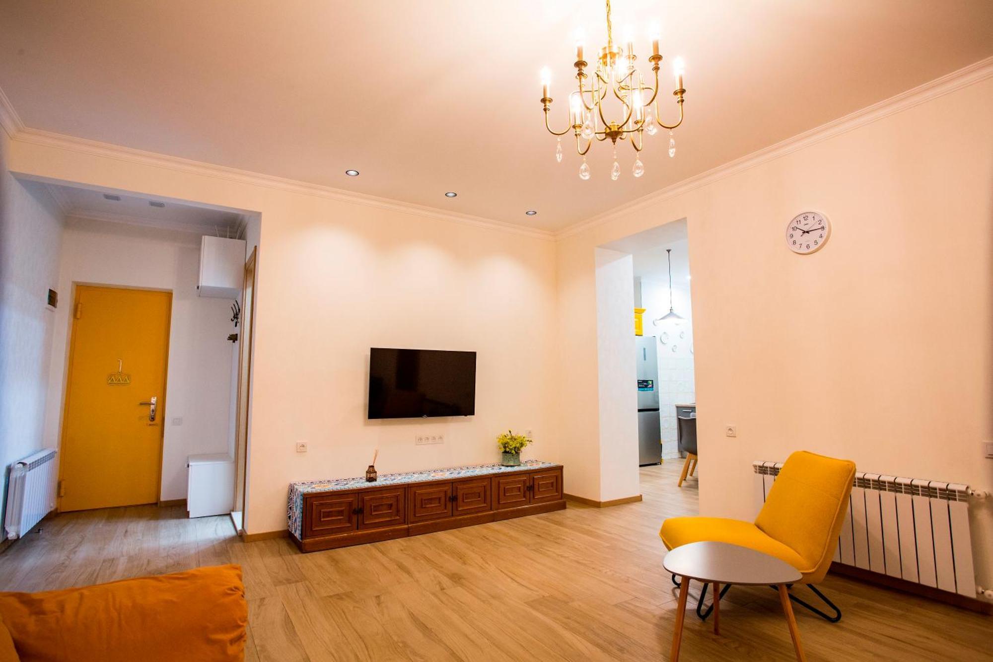 Yellow Apartment In Avlabari Tbilisi Exteriör bild