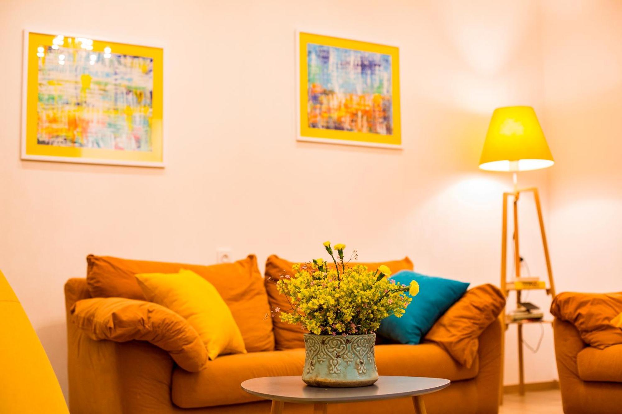 Yellow Apartment In Avlabari Tbilisi Exteriör bild
