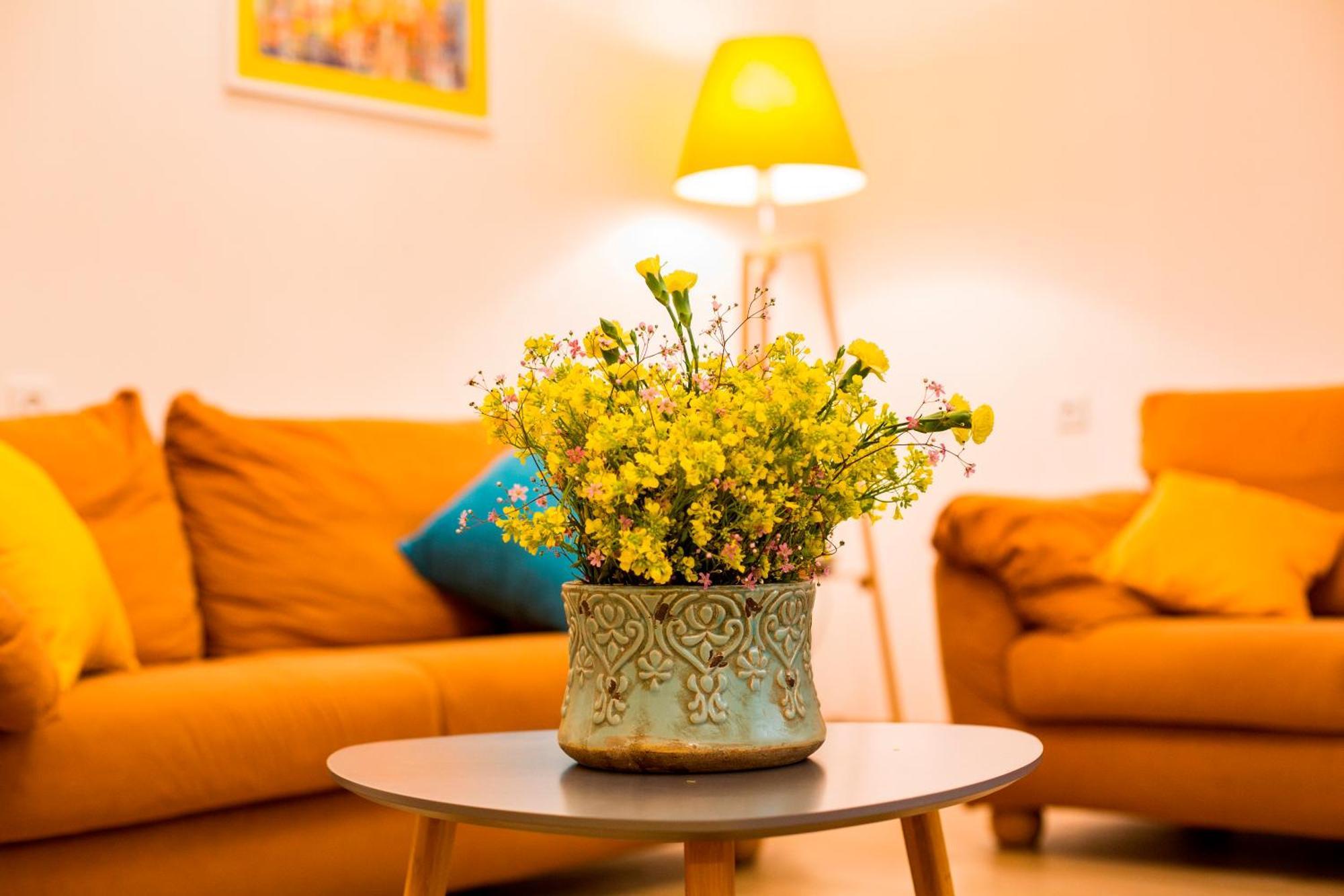Yellow Apartment In Avlabari Tbilisi Exteriör bild