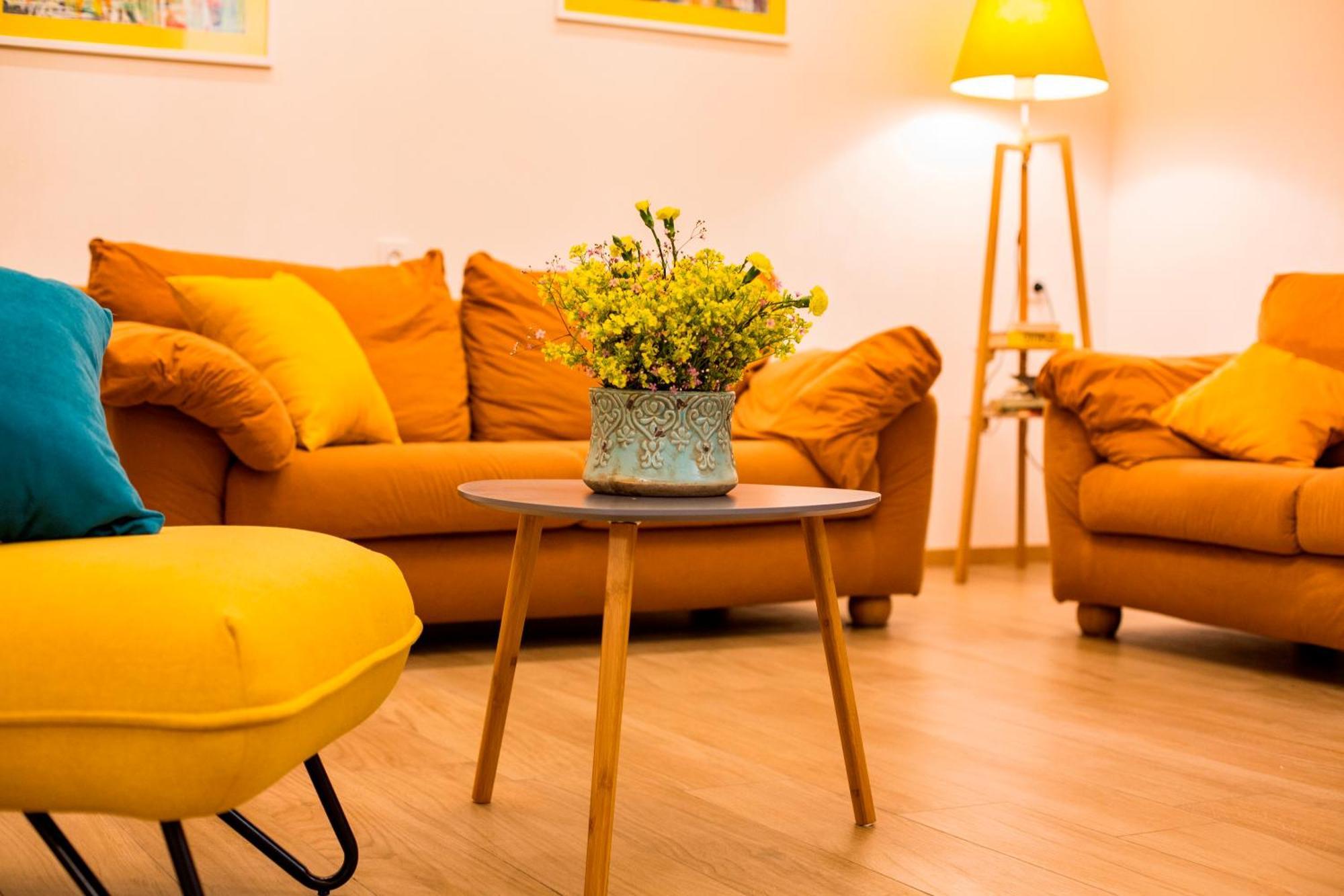 Yellow Apartment In Avlabari Tbilisi Exteriör bild