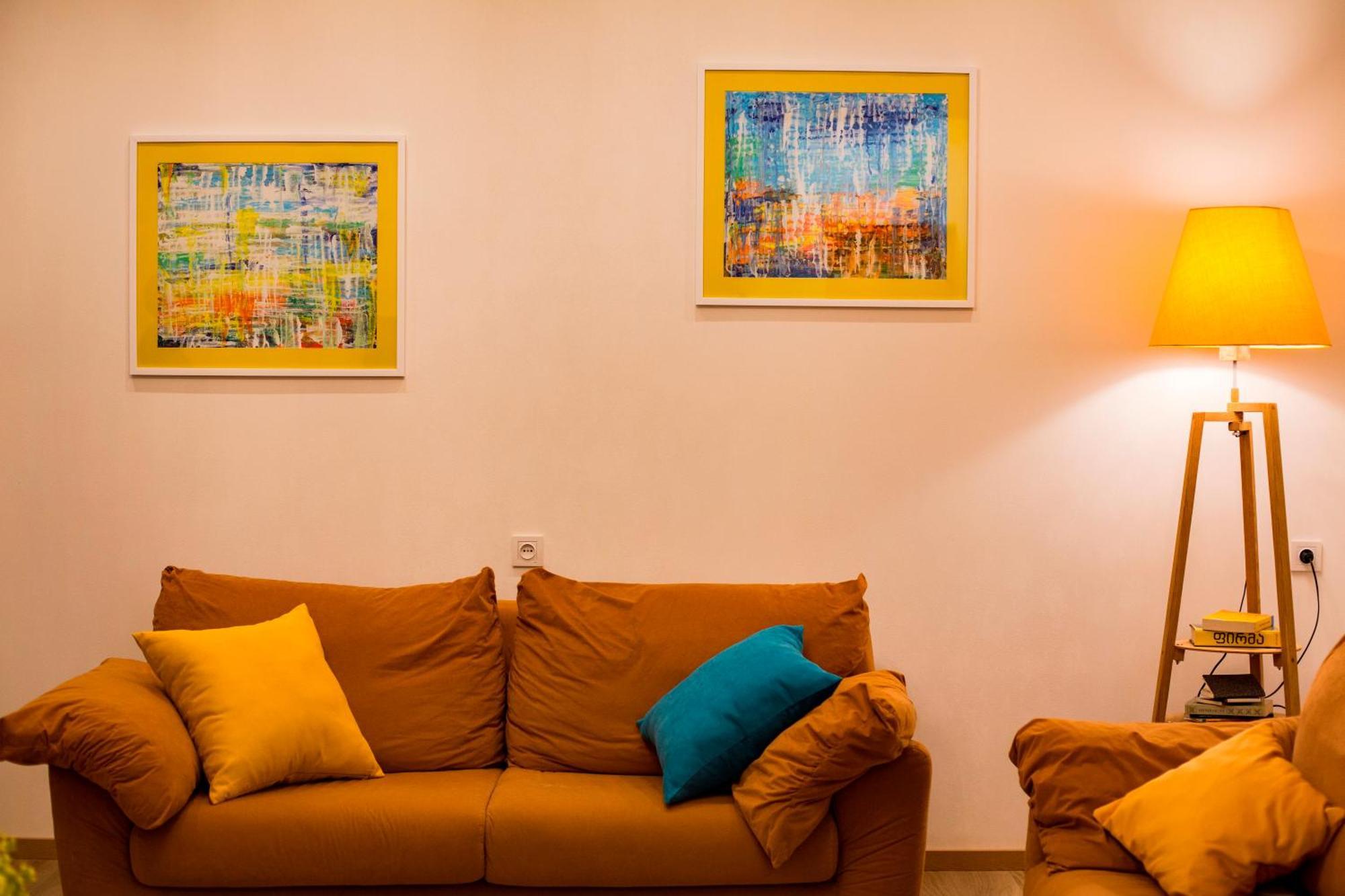 Yellow Apartment In Avlabari Tbilisi Exteriör bild