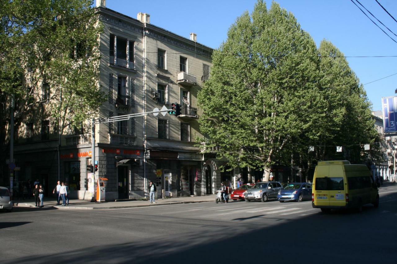 Yellow Apartment In Avlabari Tbilisi Exteriör bild