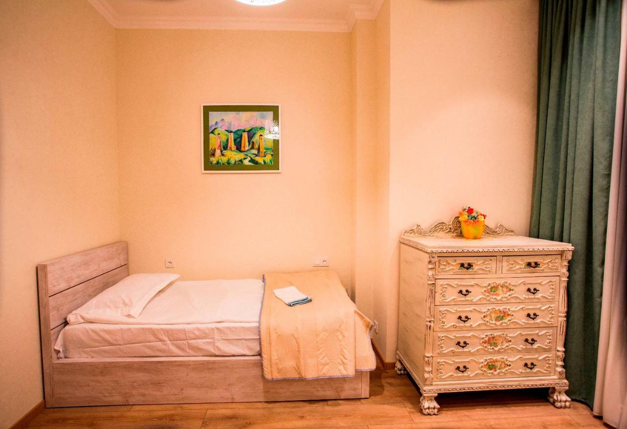 Yellow Apartment In Avlabari Tbilisi Exteriör bild