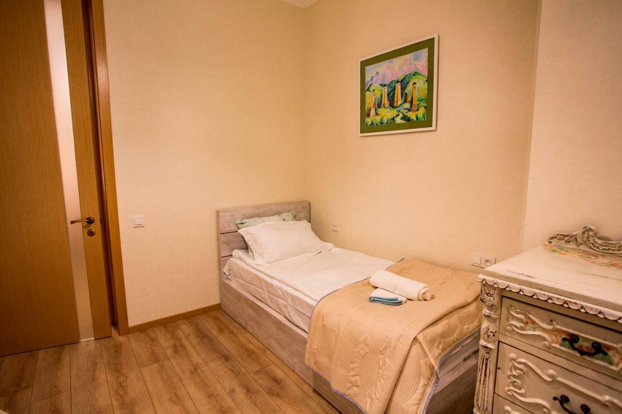 Yellow Apartment In Avlabari Tbilisi Exteriör bild