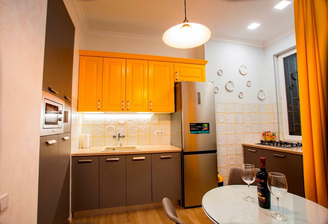 Yellow Apartment In Avlabari Tbilisi Exteriör bild