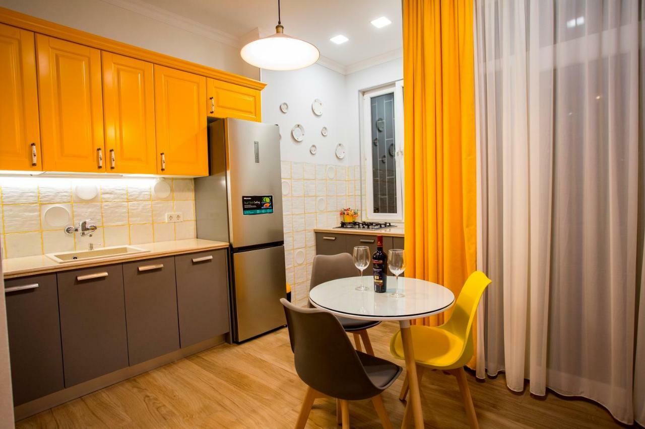 Yellow Apartment In Avlabari Tbilisi Exteriör bild